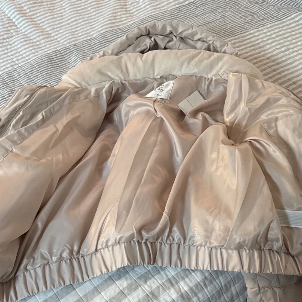 Abercrombie & Fitch Women's Beige Puffer Jacket - Picture 8 of 15